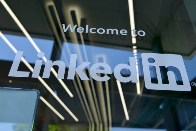 Mastering the Linkedin Software Engineer Interview: Questions, Process, and Expert Tips for Preparation Blog Image